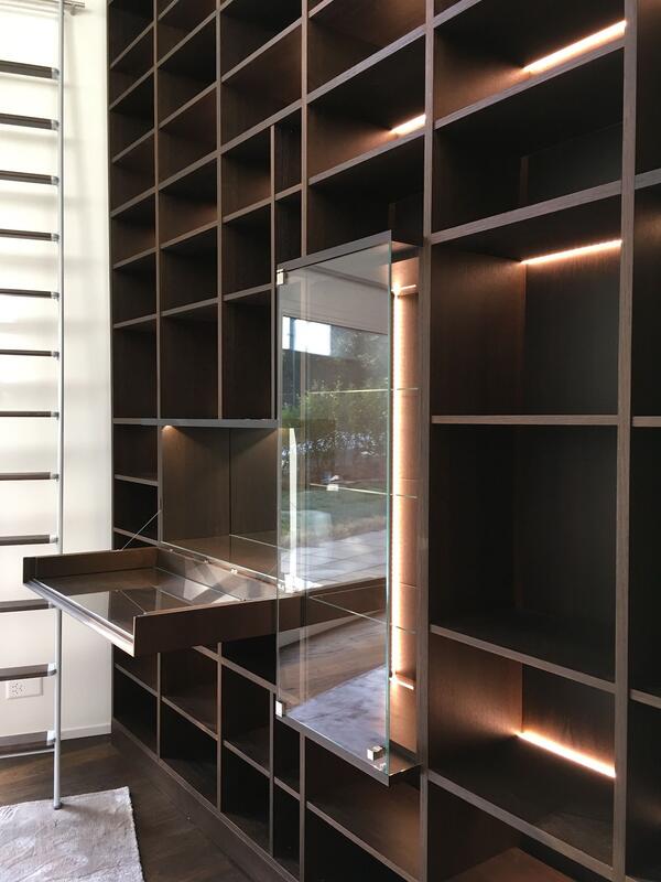 Bücherregal mit Glasvitrinen — Frontansicht