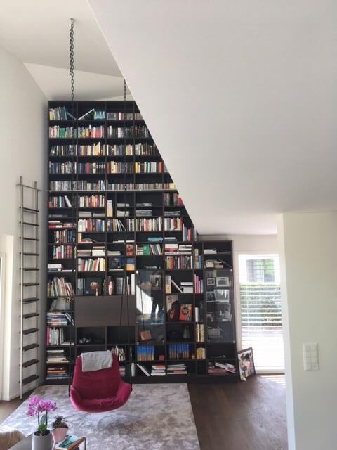 Bücherregal mit Glasvitrinen — Gesamtansicht